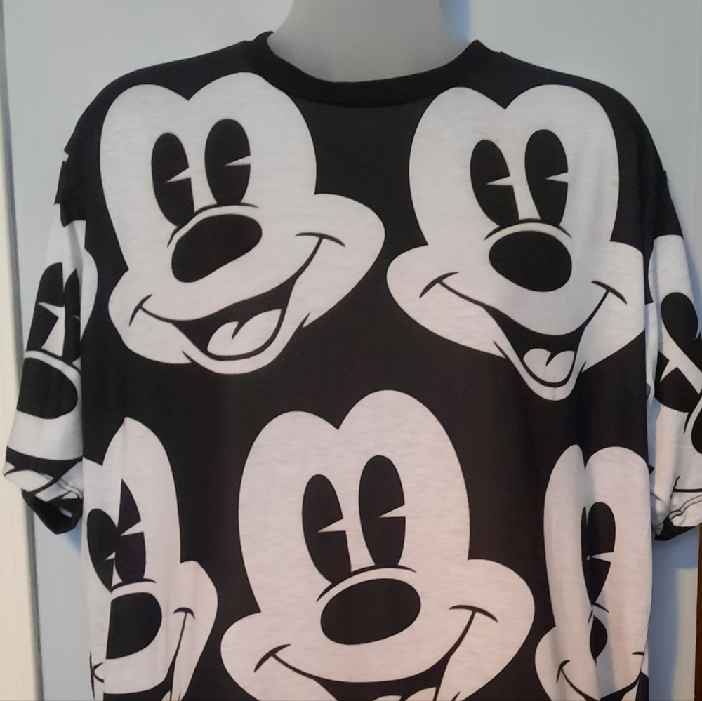 NWOT Disney mens L Mickey Mouse light weight soft  T-shirt  disney world cruise